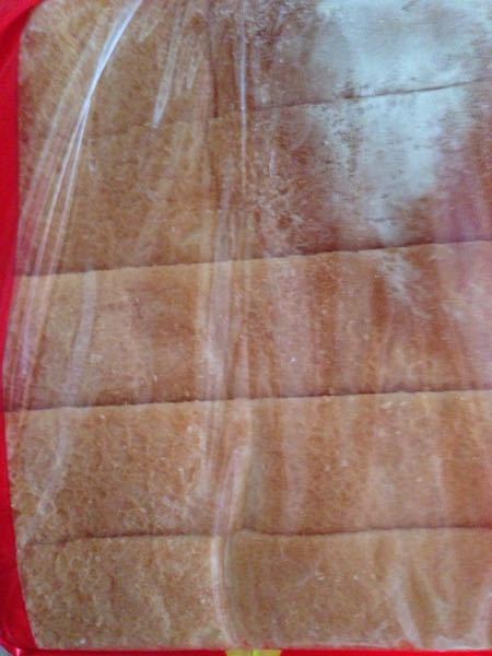 食パンに白い粉のようなものが付いているのですが、カビなんでしょうか 