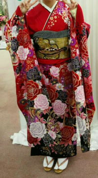 この振袖に合う髪型 髪色はなんだと思いますか 特に髪色で悩んでい Yahoo 知恵袋