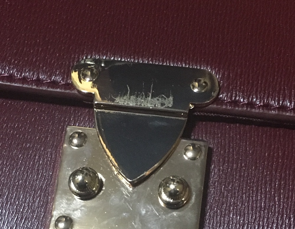 バッグの金具についた傷を目立たなくする方法を教えて下さい。安 