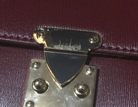 バッグの金具についた傷を目立たなくする方法を教えて下さい。安 