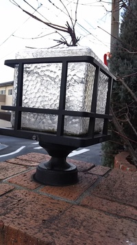 門柱灯の電球交換をしたいのですが ガラスシェードのはずしかたがわかりま Yahoo 知恵袋