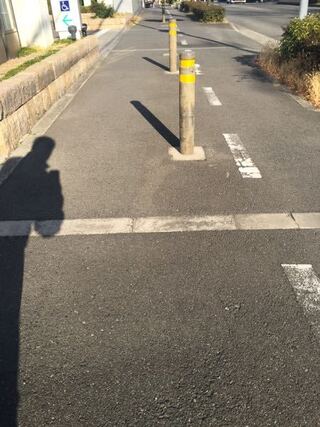 危ない 歩道に支柱が生えてます 先日 自転車で歩道を走ろうとすると写真 Yahoo 知恵袋