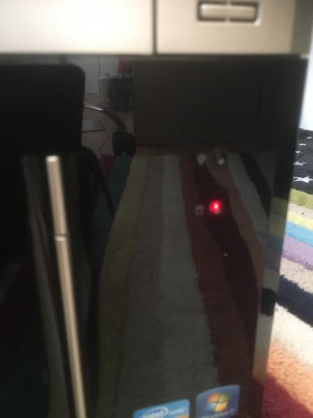 Pcのこの赤いランプはなんですか 電源を入れた状態で Yahoo 知恵袋