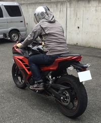 明日バイクの後ろに乗せてもらうのですがその時の服装についてお伺いしたいです Yahoo 知恵袋