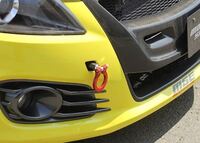 車のリアの牽引フックにぬいぐるみをぶら下げて走ってるスポーツ Yahoo 知恵袋