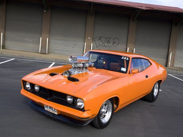 日本でボンネットからスーパーチャージャーが出てるカスタムしてくれるショ Yahoo 知恵袋