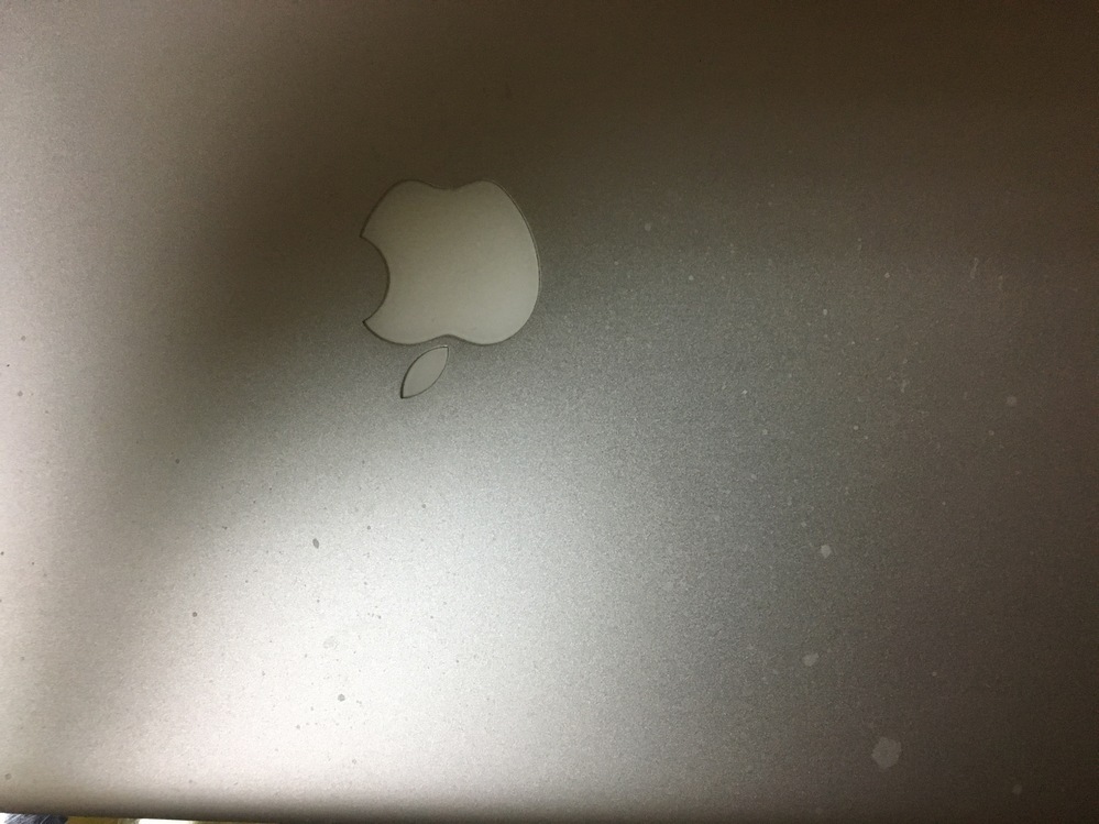 MacBookProのアルミボディに白い斑点がついてしまいま