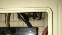 配電盤の中にあるこの穴から虫とかゴキブリ入ってきますか？

ちなみにこのままむき出しになっている感じの古い配電盤です。 