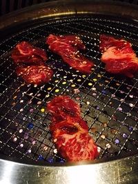 焼肉屋の機械についての質問です。の画像で炎の上に被さっている鉄板？の正... - Yahoo!知恵袋