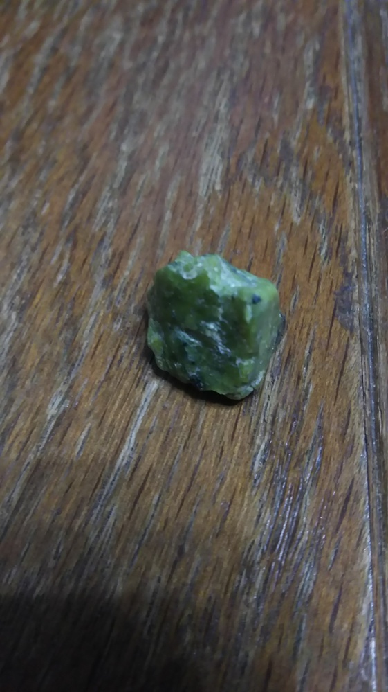 この石ってなんですか？庭に落ちてて珍しい緑色だったので拾ったのです