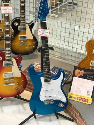この青いエレキギターどう思います 色ダサいですか かっこいいです Yahoo 知恵袋