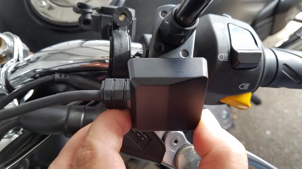 バイク用ETCアンテナ(別体型)の取り付け方ですが自分に対し バイク用ETCアンテナ(別体型)の取り付け方ですが自分に対し