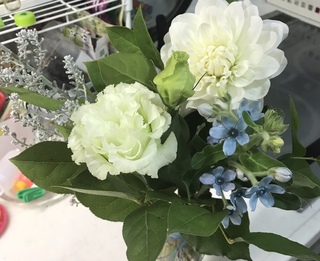 お供えのお花 画像は誕生日プレゼントにもらったら花束なんですが お供え Yahoo 知恵袋