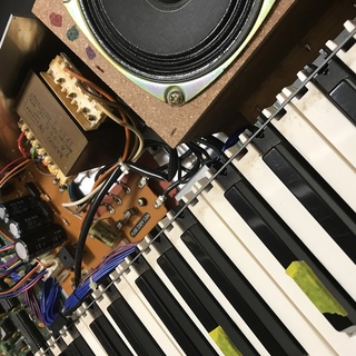 電子キーボード 楽器 の内部の掃除 おそらく30年以上前のキ Yahoo 知恵袋