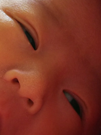 赤ちゃんのまぶたについて 生後１３日目の赤ちゃんがいま Yahoo 知恵袋