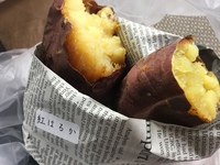 焼き芋を新聞紙で包むなんて汚いですか 焼き芋屋さんでは Yahoo 知恵袋