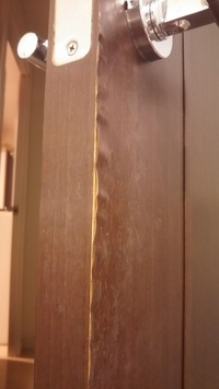 室内ドアの木目シートがが写真のようにめくれてしまいました 自分で補修す Yahoo 知恵袋