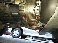 車の下から赤い液みたいなのが出てたのですがあれは血ですか Yahoo 知恵袋