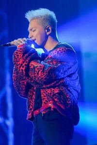 Bigbangのsolさんが来てるこの赤い服はどこのものでしょうか Yahoo 知恵袋