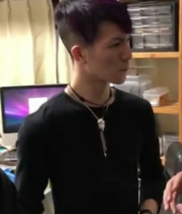 レペゼン地球のふぉいの服とネックレスのブランド何ですか 服は分 Yahoo 知恵袋