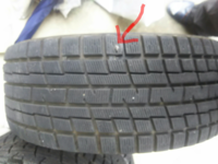 スタッドレスタイヤのパンクですが矢印部分に釘が刺さった場合はパンク修理 Yahoo 知恵袋