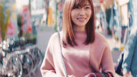 指原莉乃さんがほけんの窓口cmで着用しているブルーのフリルブラウスはどこのも Yahoo 知恵袋