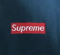 Supremeのパーカーを買ったんですがボックスロゴの文字が細い気がす Yahoo 知恵袋