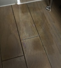 毛染め液がフローリングの床にこぼれてしまいました 何で拭いたらキレイに Yahoo 知恵袋