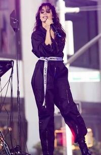 下はズボンで上までつながっている服の名前って分かりますか 意味が分か Yahoo 知恵袋