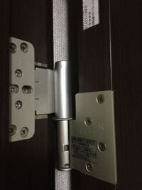 ドアの金具がガタついて 閉めるときにぶつかるんですが どーしたらいいでしょうか 教えて 住まいの先生 Yahoo 不動産