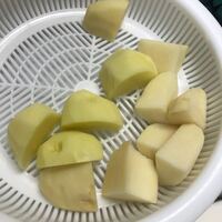 至急 カレーを作ろうと思い じゃがいもの皮を剥くと緑色っ Yahoo 知恵袋