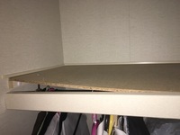 クローゼットの棚の直し方について質問です 写真のようにクローゼットの棚が曲がって 教えて 住まいの先生 Yahoo 不動産