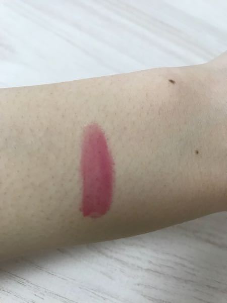 ニットの白を着るのですがどのアイメイクがいいでしょうか、？ - 上か 