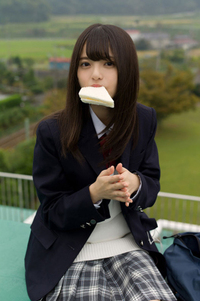 乃木坂の齋藤飛鳥ちゃんの前髪は流してる風と初期のぱっつんわけ Yahoo 知恵袋