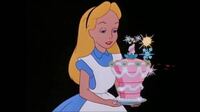 ディズニーアニメによく登場するピンク色のケーキって現実に存在しますか？ 
