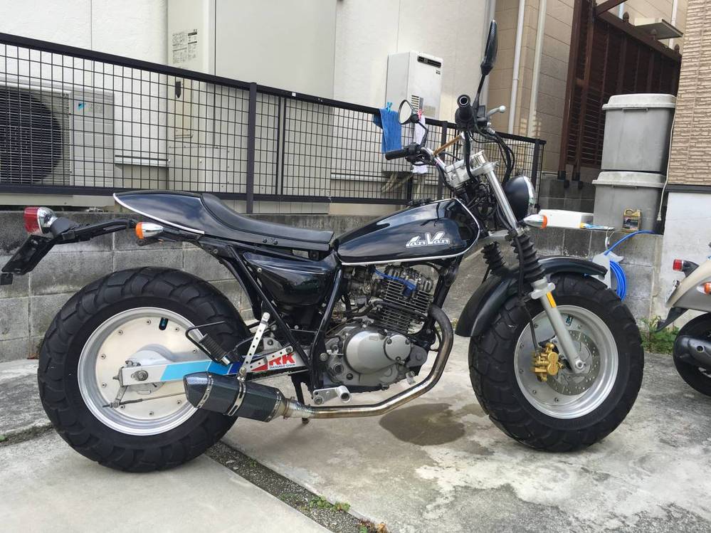 バンバン200に履いている、この写真のアルミホイールのメーカーが