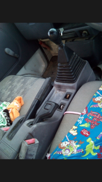 ａｔ車のサイドブレーキが降りない サイドブレーキレバーのボタンが硬くて押せ Yahoo 知恵袋