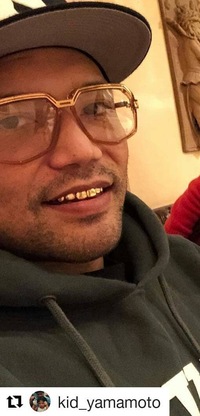 このとろサーモンがかけてるメガネのブランドわかりますか？ - これはオモチ... - Yahoo!知恵袋