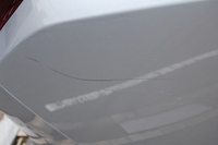 白い車に黒い傷が付いてしまいました 傷は擦り傷で5 10センチくらいの傷 Yahoo 知恵袋