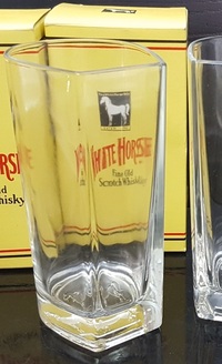 ショットグラスでストレートでウィスキーを飲む場合 通常は何杯くらい飲むのが Yahoo 知恵袋