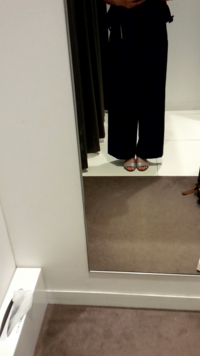 ユニクロのワイドパンツを試着したところ、床にはつかないものの、裸足だと足の甲に少し当たる長さでした。 私的には足に触れる感じがちょっと気になるし、長いのかな？と店員さんにお聞きしたら「引きずってるわけではないし、皆さんそんな感じで長めで履いてますよ」とのことでした。普段ワイドパンツはあまりはかないのでよくわからないのですが、やっぱりそうなのでしょうか？

夏素材なのでくるぶしくらいか足首が少...