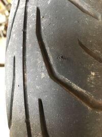 左後輪タイヤにネジ みたいなものが刺さっているようなのですが Yahoo 知恵袋