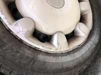 車のタイヤを縁石にぶつけてしまいホイールキャップがズレて しまいました Yahoo 知恵袋