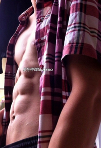 男子高校生の諸君 腹筋割れてる 部活やってたら自然と締まって割れてきま Yahoo 知恵袋