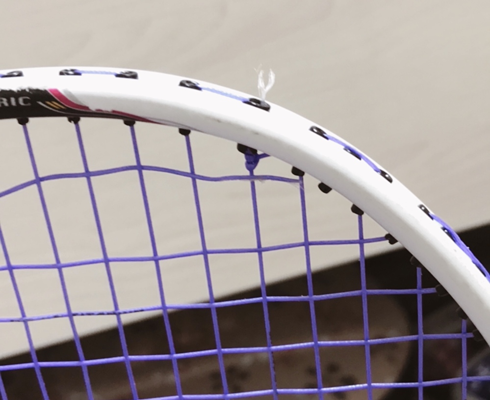 ガットが切れてます バドミントンのラケットのガットの変え時がわかりませんガットが