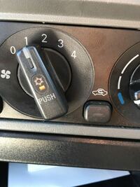 至急！車のエアコンのボタンです。 この雪の結晶マークのボタンと右の車のマークのボタンはどういう時に押すものなんでしょうか？
調べてもでてきません！