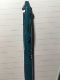 このカスタムボールペン(ぺんてるのスリッチーズ) のインクの変え方が、わかりません。本体ねじっても２つに分かれません。どうやって入れるんですか？
