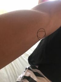 上腕二頭筋の内側の肘近くにシコリのようなものが2日前くらいから出てきま Yahoo 知恵袋