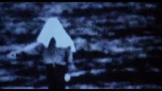 映画 リング の呪いのビデオに出てくる 頭に布を被って何かを指差してる Yahoo 知恵袋