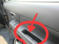 乗用車のドアの上 内側 にある 取っ手のようなものの正式名称 Yahoo 知恵袋